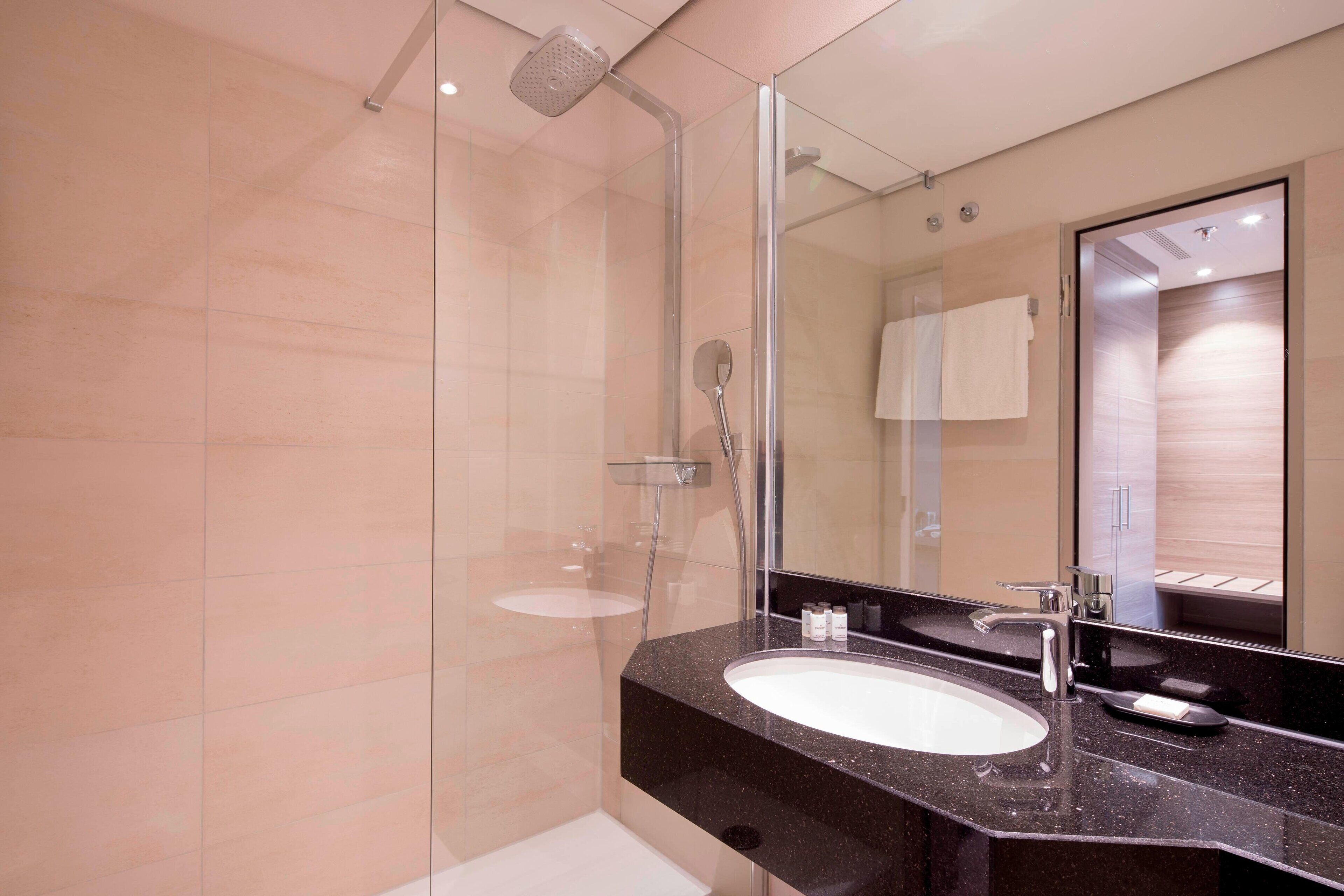 combined shower/bathtub, free toiletries, hair dryer, slippers