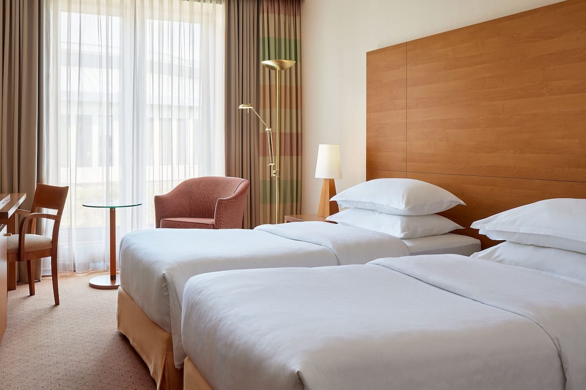 Hypo-allergenic bedding, in-room safe, desk, blackout curtains
