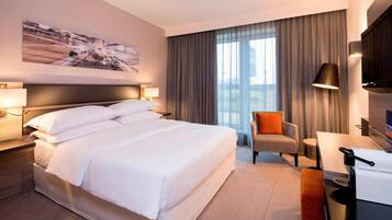 Executive Room, 1 Queen Bed, Non Smoking | Hypo-allergenic bedding, in-room safe, desk, blackout drapes