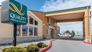 A Quality Inn & Suites with a sign indicating a heated swimming pool. - Quality Inn & Suites Limon (Limon)