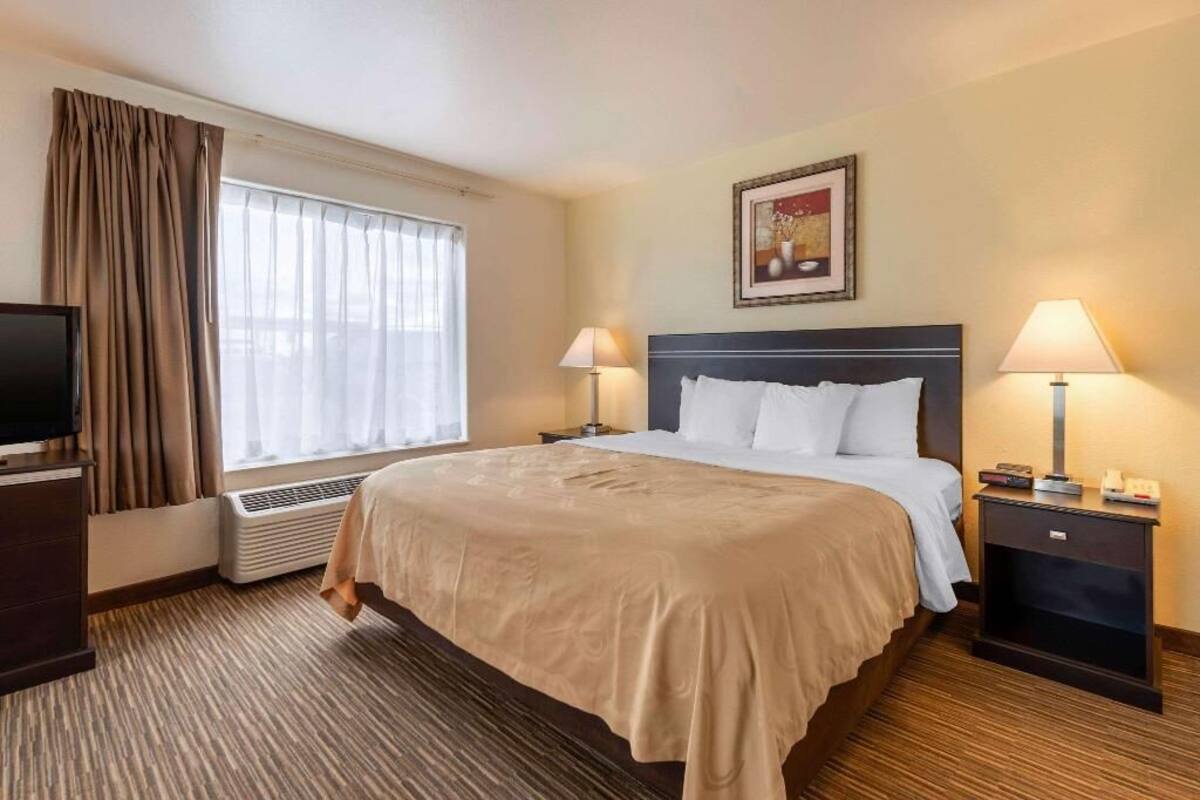 Pillowtop beds, desk, laptop workspace, blackout drapes