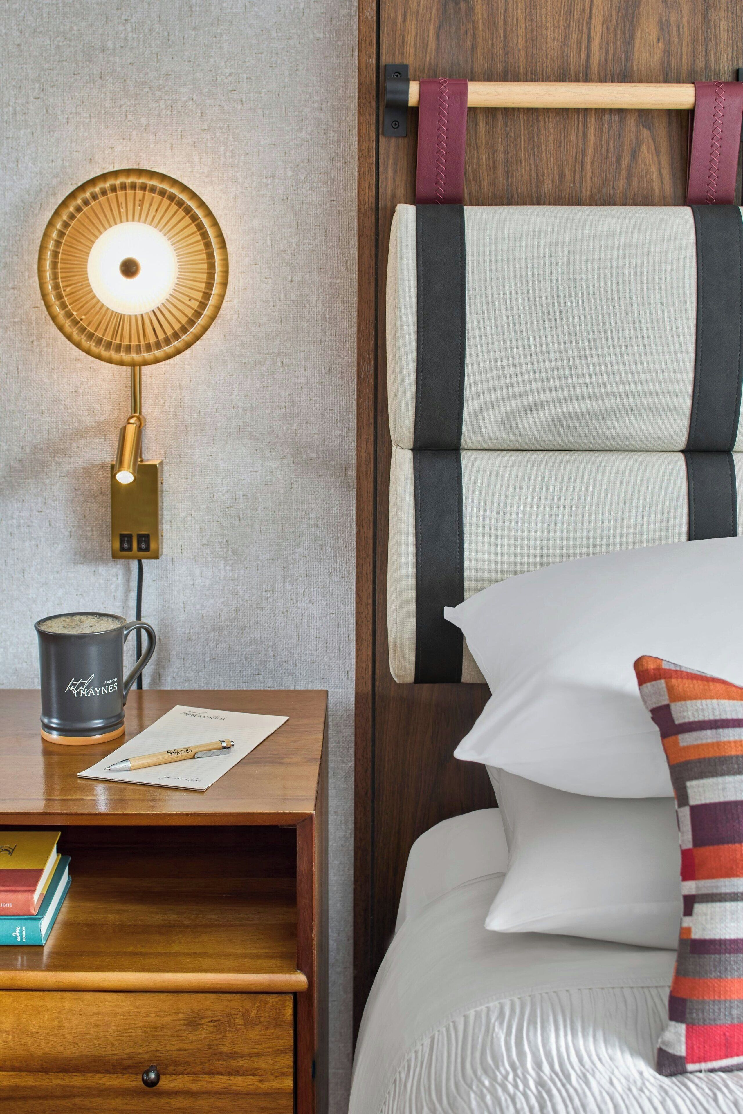 Sengetøy av topp kvalitet, dundyner, safe på rommet og skrivebord