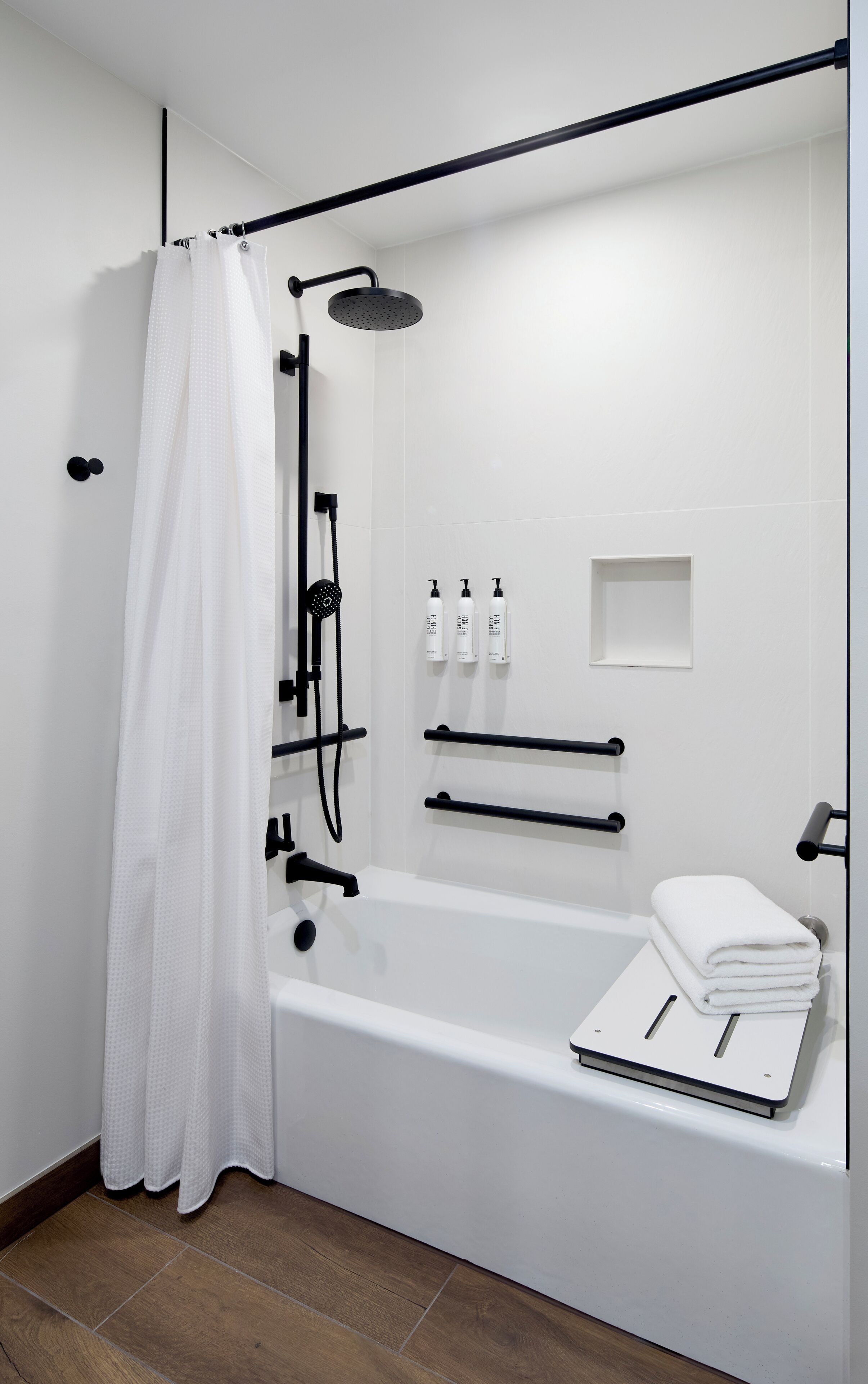 Rum - 1 kingsize-säng (Mobility Accessible w/ Tub) | Badrum | Lyxtoalettartiklar, hårtork, badrock och handdukar