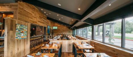 Breakfast, lunch, dinner served; Italian cuisine