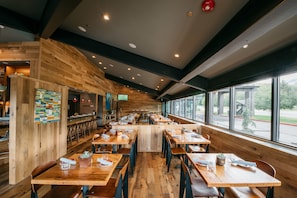 Se sirven desayunos, almuerzos, cenas y cocina italiana