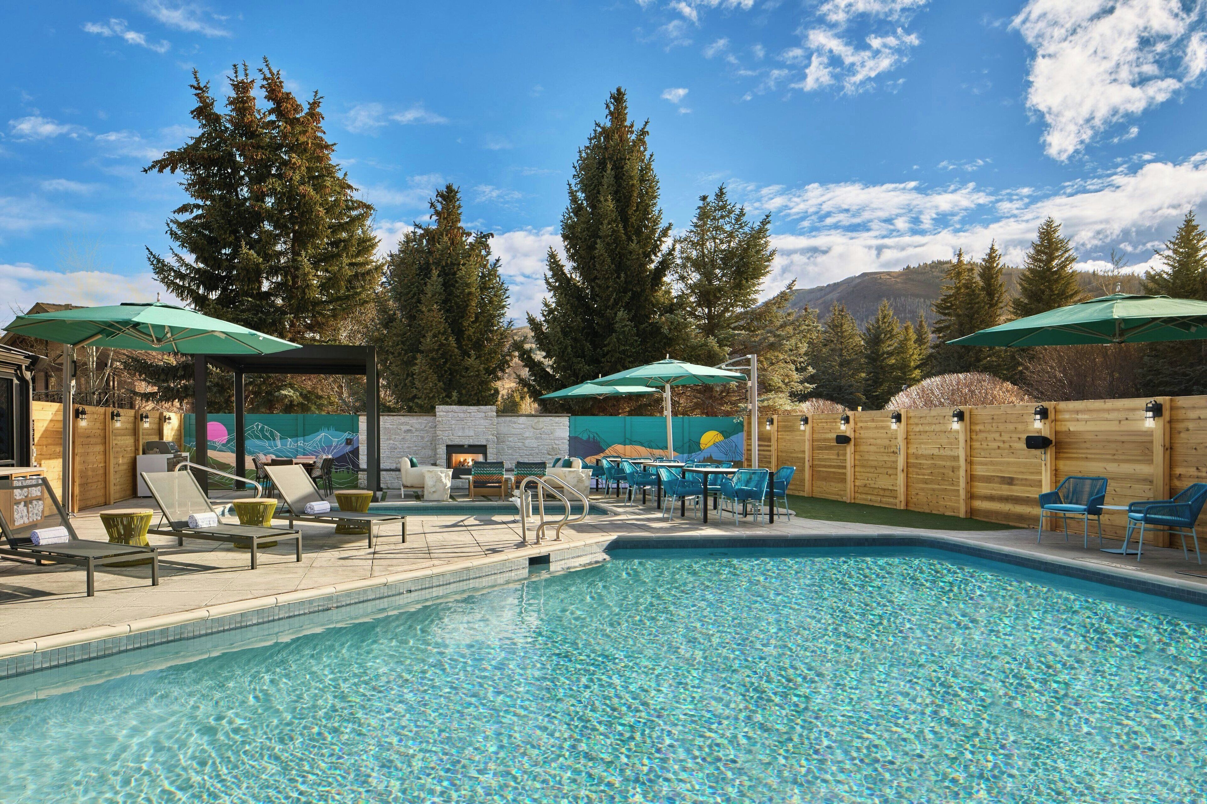 Inomhuspool, utomhuspool, parasoller och solstolar