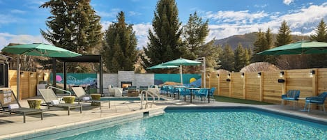 Beltéri medence, szabadtéri medence, napernyők és napozóágyak