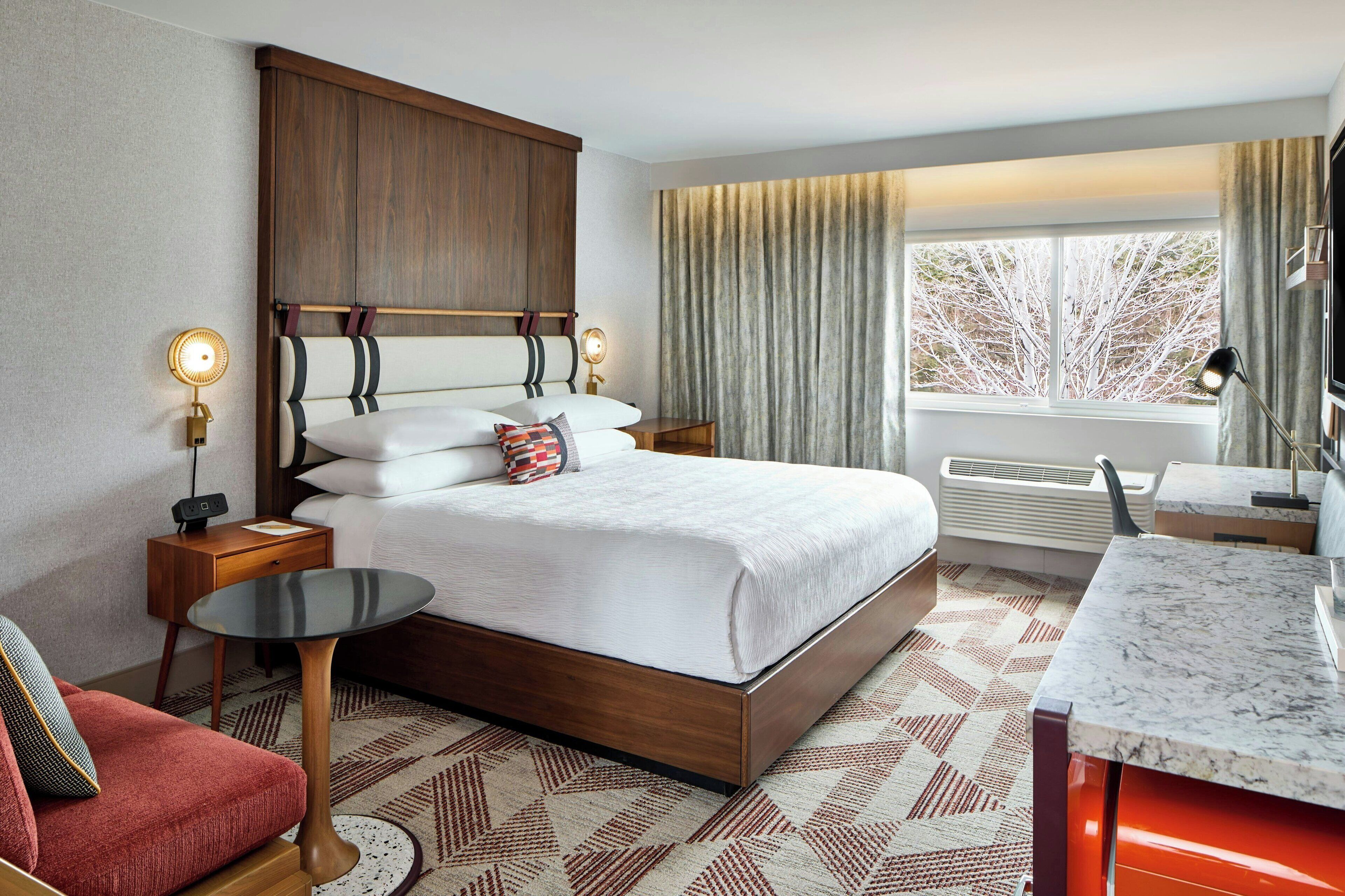 Huone, 1 suuri parisänky | Ylelliset vuodevaatteet, untuvapeitot, tallelokero huoneessa, työpöytä