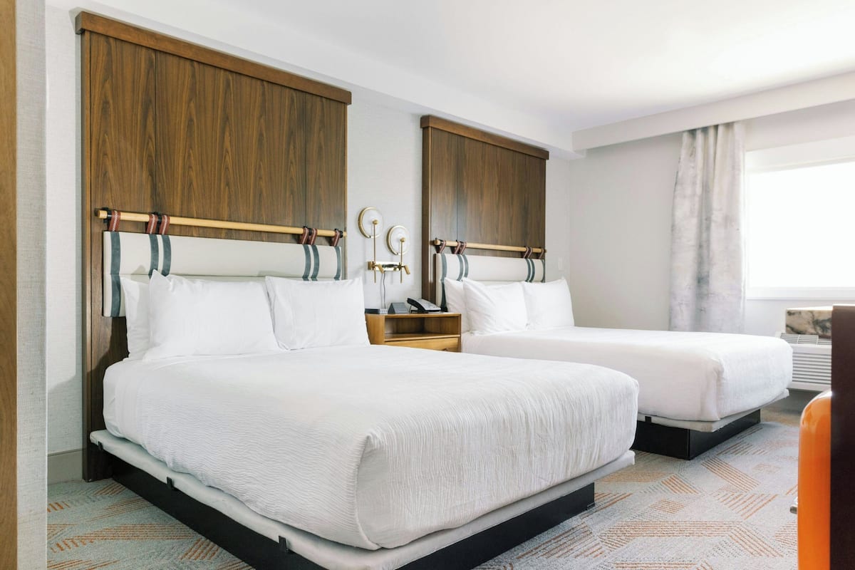 Chambre, 2 grands lits | Literie de qualité, couette en duvet, coffre-fort, bureau