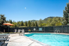 สระว่ายน้ำกลางแจ้ง