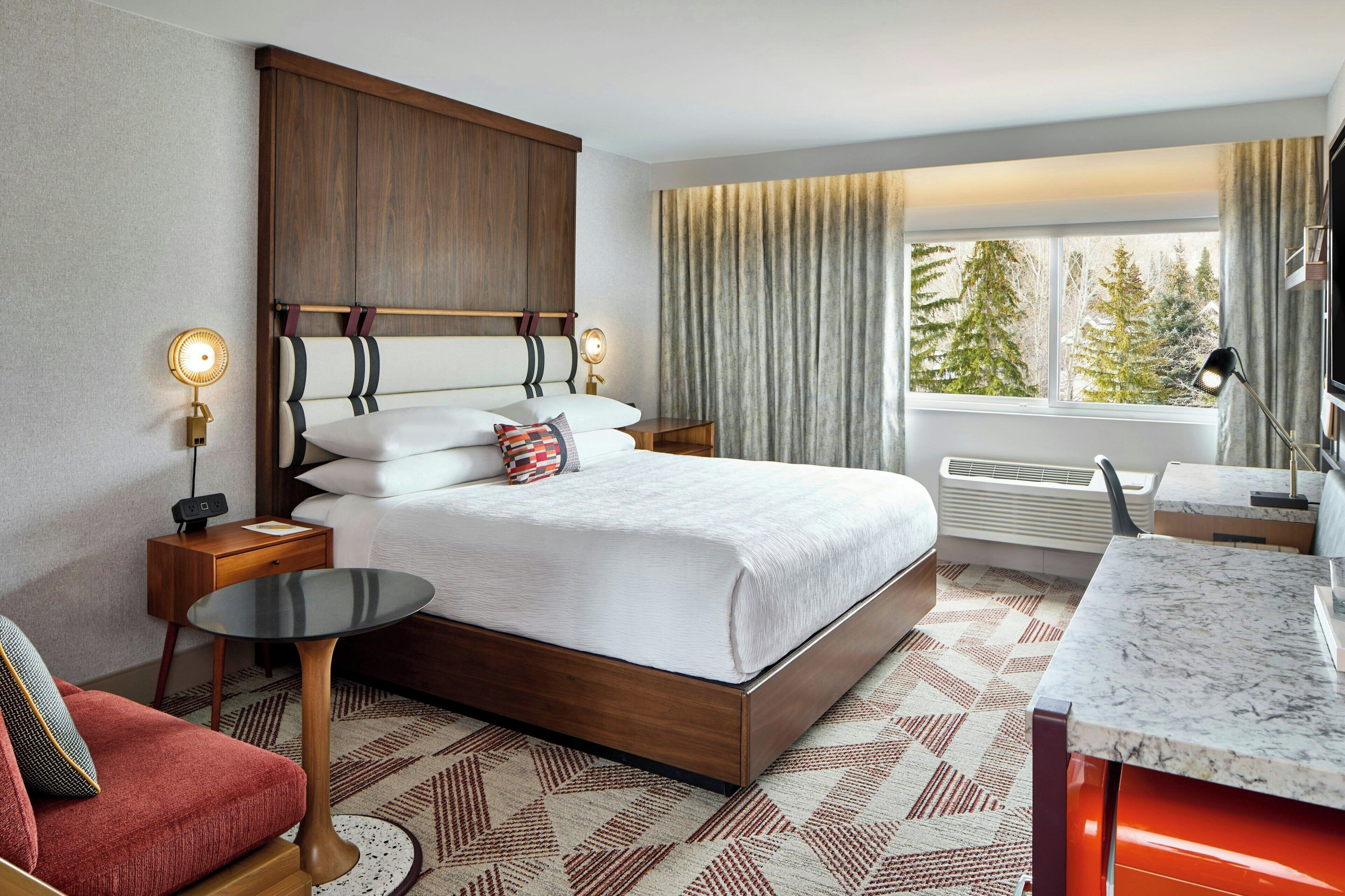 Quarto, 1 cama King | Roupas de cama premium, edredons de pluma, cofres nos quartos