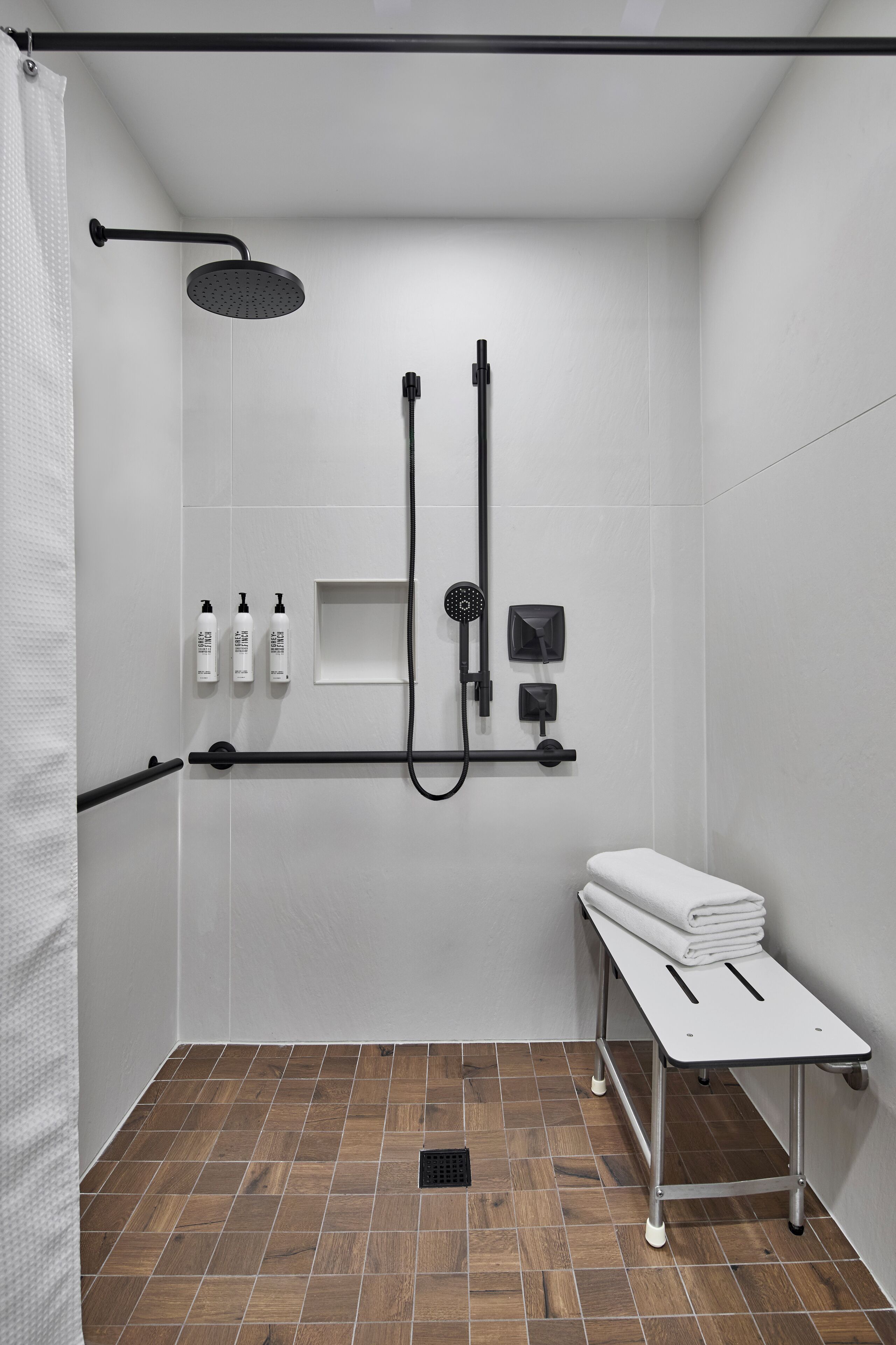 Rum - 1 kingsize-säng (Mobility Accessible, Roll-In Shower) | Badrum | Lyxtoalettartiklar, hårtork, badrock och handdukar