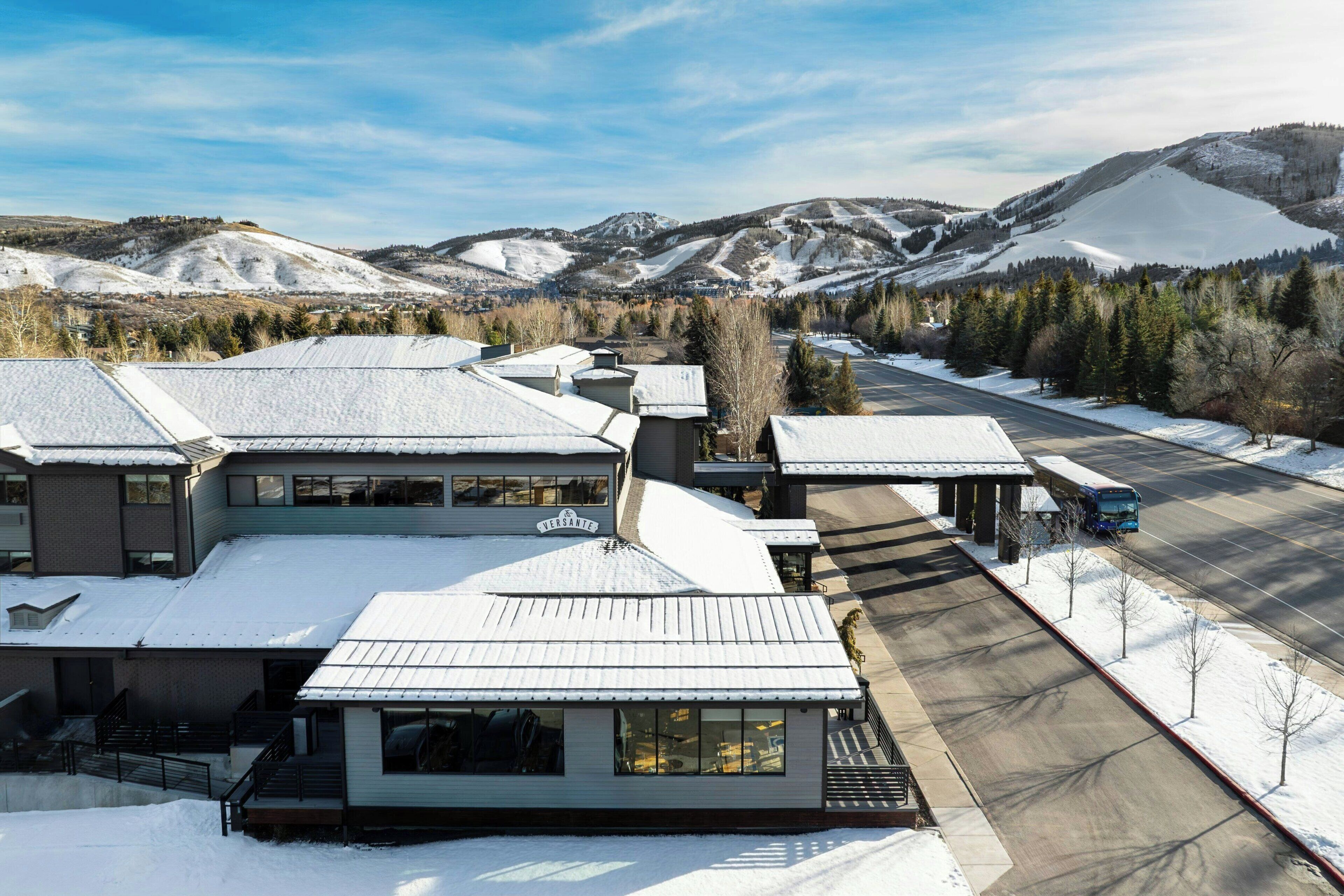 Un bâtiment recouvert de neige, sur lequel on peut lire l’inscription « VERSANT ».