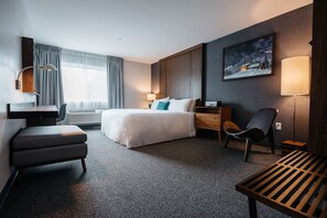 Hypo-allergenic bedding, down comforters, in-room safe, desk
