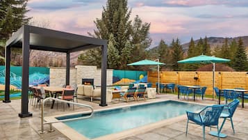 Inomhuspool, utomhuspool, parasoller och solstolar