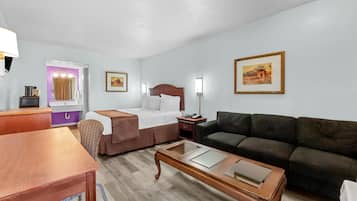 Bureau, fer et planche à repasser, lits bébé (en supplément)