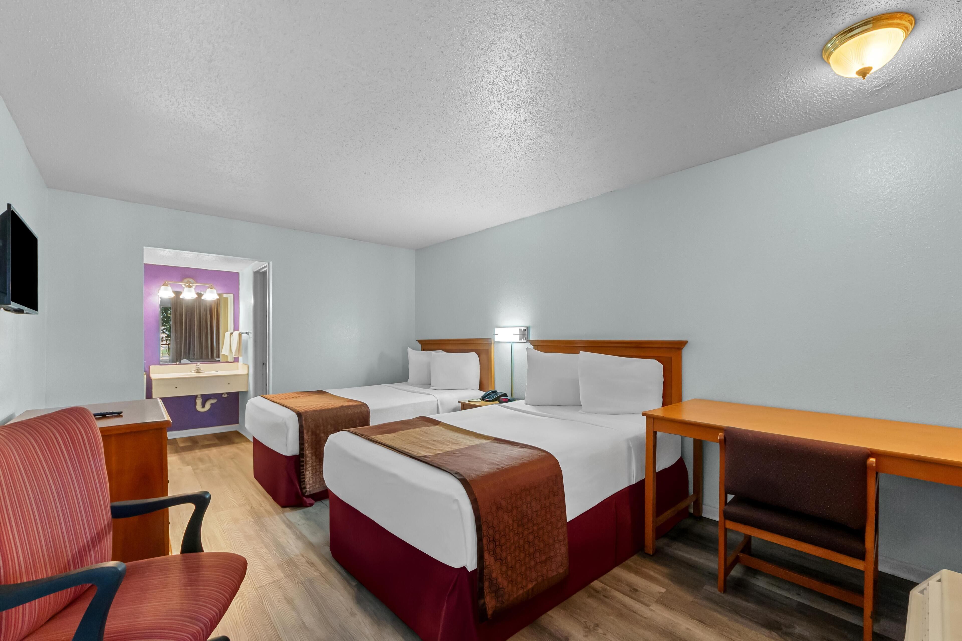 Kamer, 2 tweepersoonsbedden, roken | Een bureau, een strijkplank/strijkijzer, babybedden, extra bedden