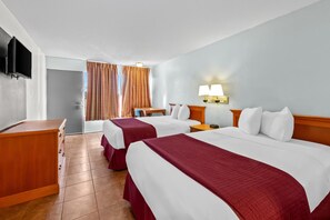 Kamer, 2 tweepersoonsbedden | Een bureau, een strijkplank/strijkijzer, babybedden, extra bedden