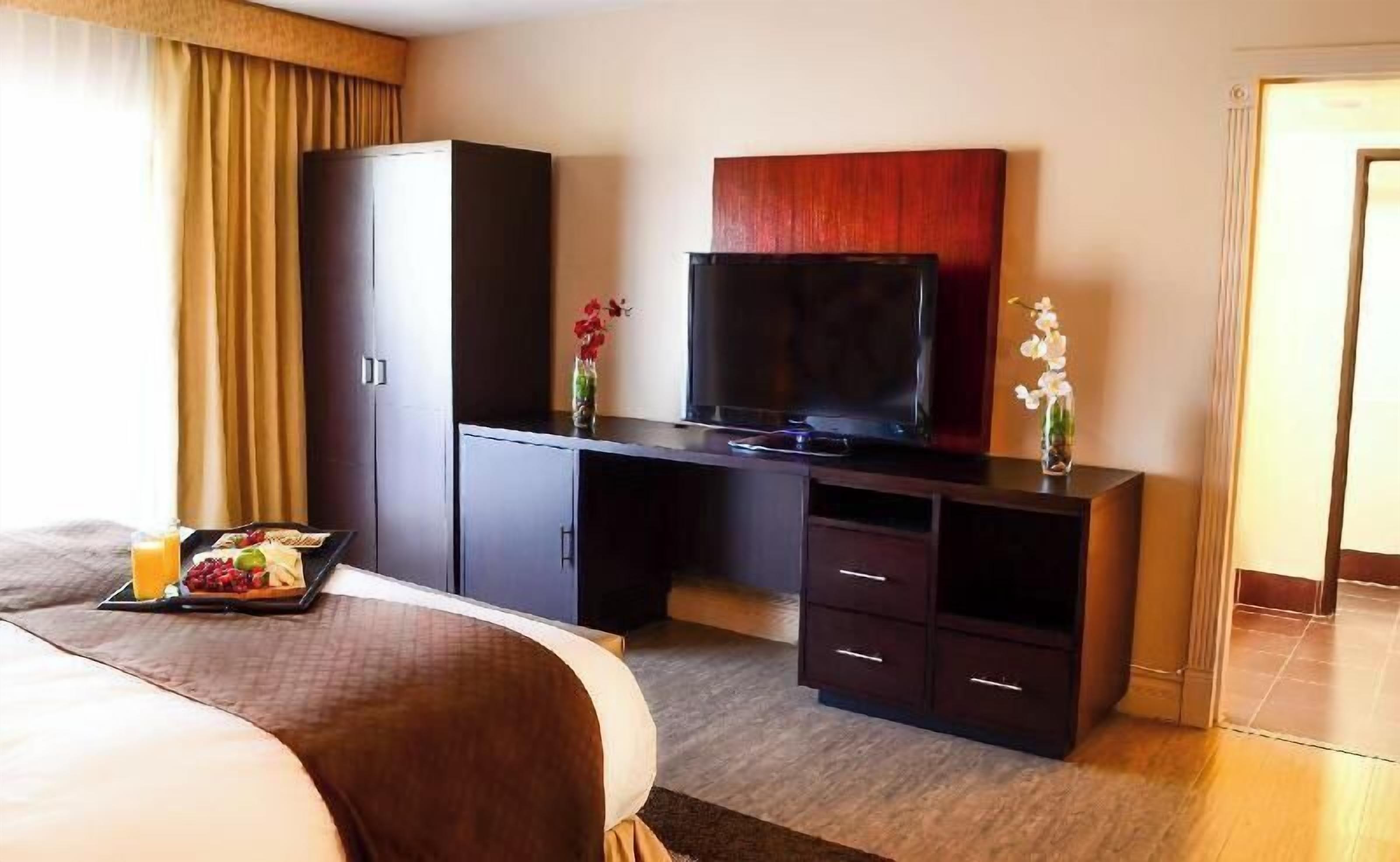1 bedroom, hypo-allergenic bedding, pillow-top beds, in-room safe