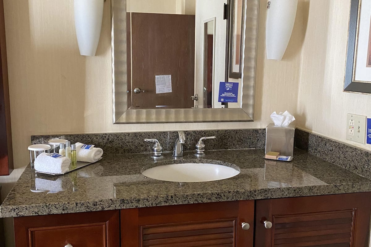 combined shower/bathtub, towels