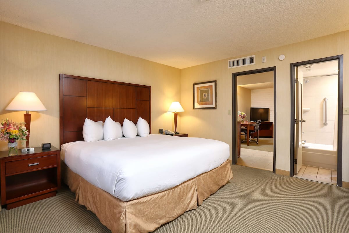 deluxe suite, 1 king bed | hypo-allergenic bedding, pillow-top beds, in-room safe, laptop workspace