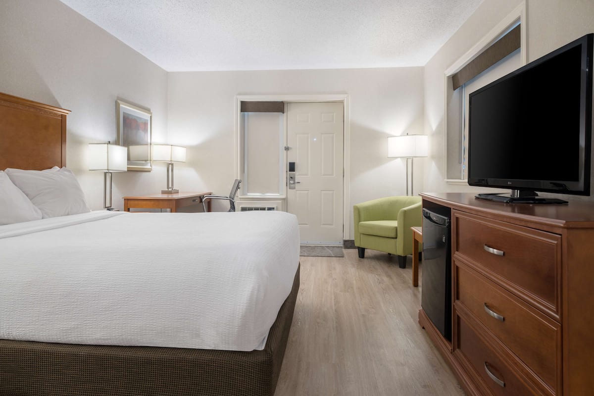 Chambre Standard, 1 grand lit, non-fumeurs (Main Building) | Surmatelas, bureau, chambres insonorisées, fer et planche à repasser