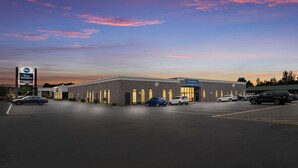 Un hôtel Best Western doté d’un parking et d’un panneau indiquant la présence d’un centre de congrès.