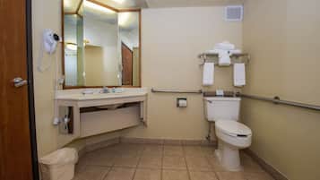 Ein Badezimmer mit Waschbecken, Spiegel, Toilette und Handtrockner.
