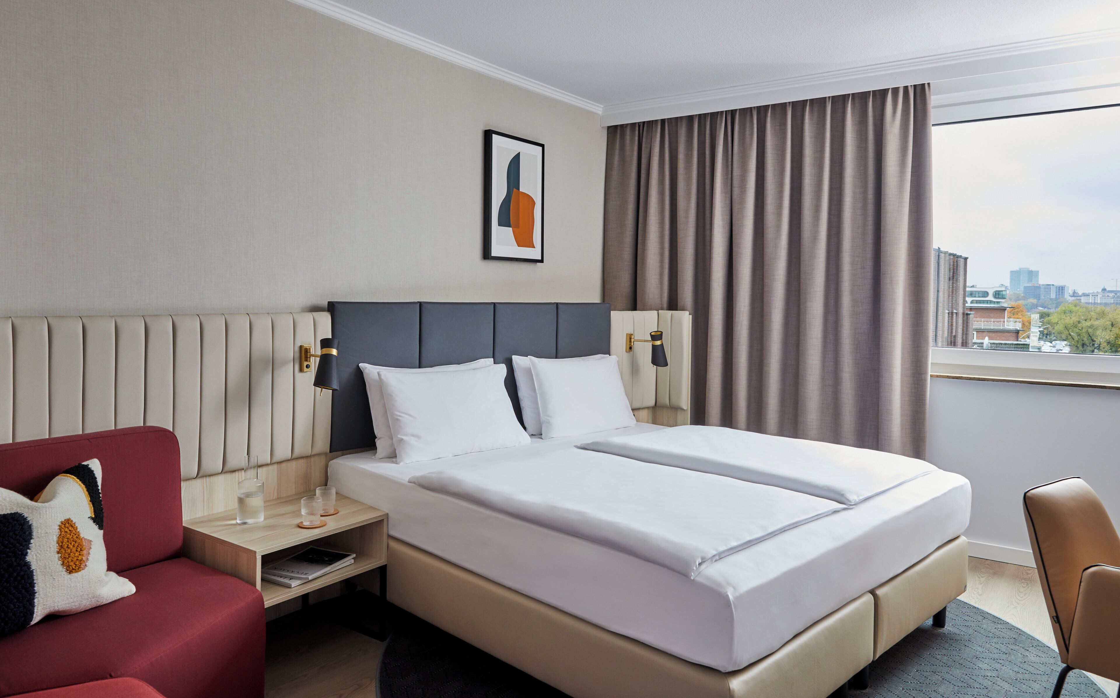 Premium kamer, 1 kingsize bed (Alster View) | Hypoallergeen beddengoed, een kluis op de kamer, een bureau