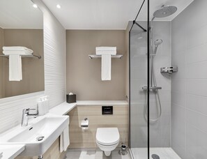 Hair dryer, towels, soap, shampoo - Crowne Plaza Hamburg - City Alster by IHG (Hamburg)