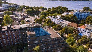 Une vue aérienne d’une ville avec une rivière, des bâtiments et une tour.