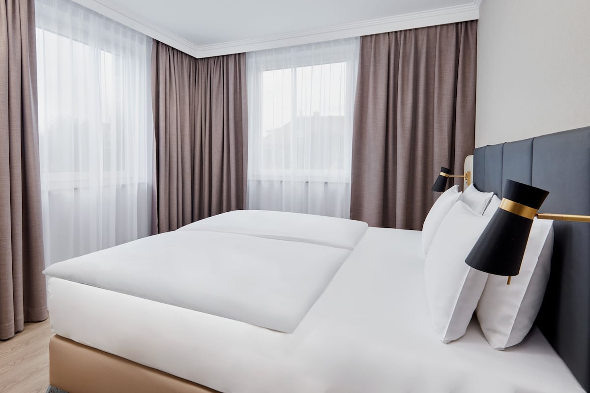 Suite junior, 1 cama de matrimonio grande | Ropa de cama hipoalergénica, caja fuerte, escritorio