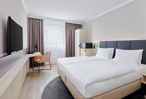 Hypo-allergenic bedding, in-room safe, desk, laptop workspace - Crowne Plaza Hamburg - City Alster by IHG (Hamburg)