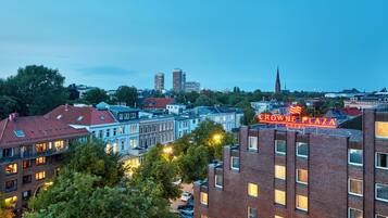 Ein Hotel mit mehreren Etagen, mit einer auffälligen Schilderung und Blick auf die Stadt im Hintergrund.
