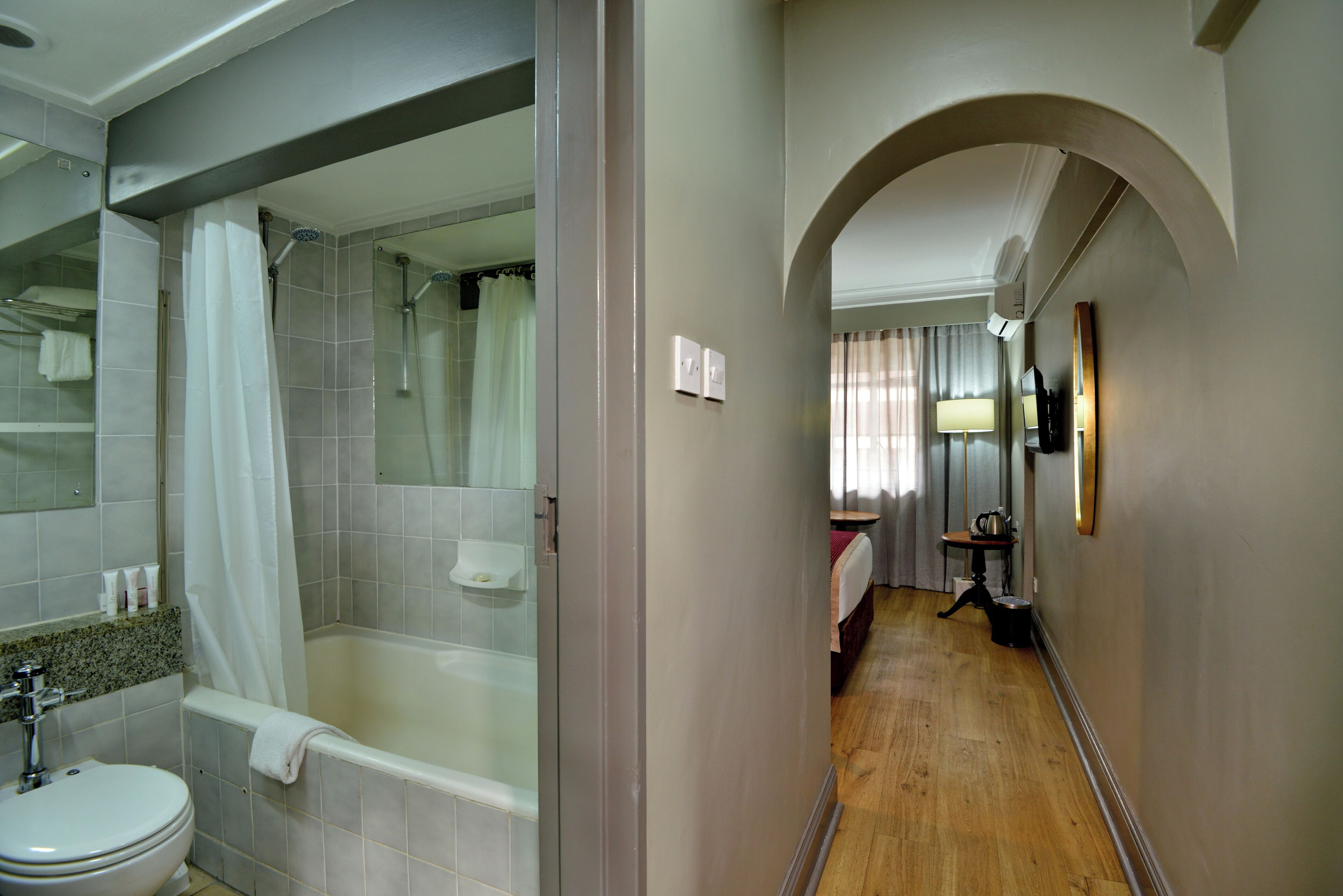 Un baño con bañera, inodoro y lavamanos.