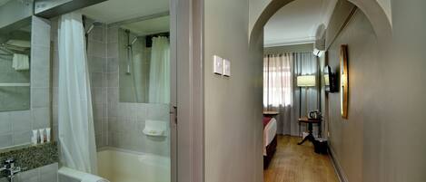 Un baño con bañera, inodoro y lavamanos.