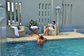 Piscine extérieure, chaises longues