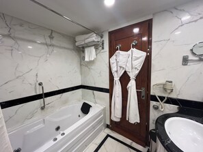 Deluxe suite | Badkamer | Designer toiletartikelen, een haardroger, badjassen, pantoffels