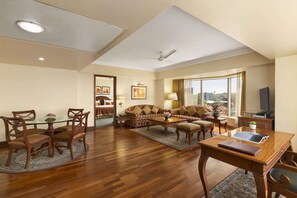 Deluxe Suite | Premium bedding, memory foam beds, minibar, in-room safe - Ramada Plaza by Wyndham Palm Grove (Mumbai)