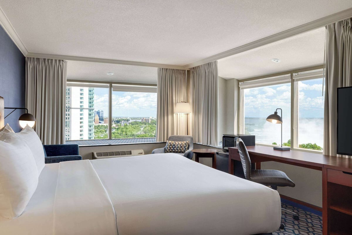 Room, 1 King Bed, Non Smoking, City View (Upper Floor) | Down comforters, pillowtop beds, in-room safe, desk
