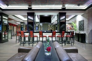 3 restaurants, servant le déjeuner et le dîner; cuisine américaine