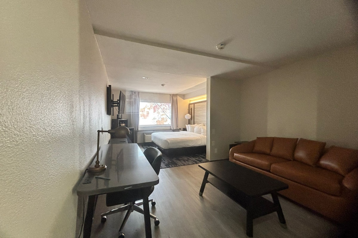 Roupas de cama premium, cofres nos quartos, escrivaninha