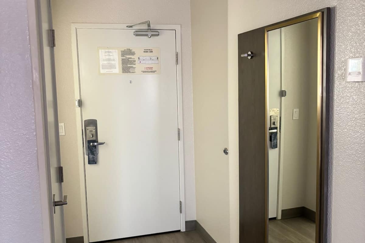 Roupas de cama premium, cofres nos quartos, escrivaninha