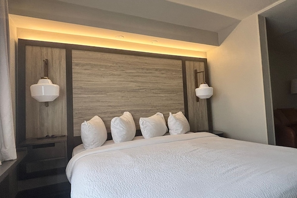 Premium bedding, in-room safe, desk, iron/ironing board