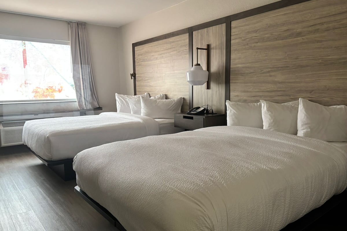 Quarto, 2 camas Queen | Roupas de cama premium, cofres nos quartos, escrivaninha