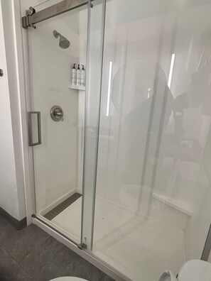 Een bad/douchecombinatie, gratis toiletartikelen, een haardroger