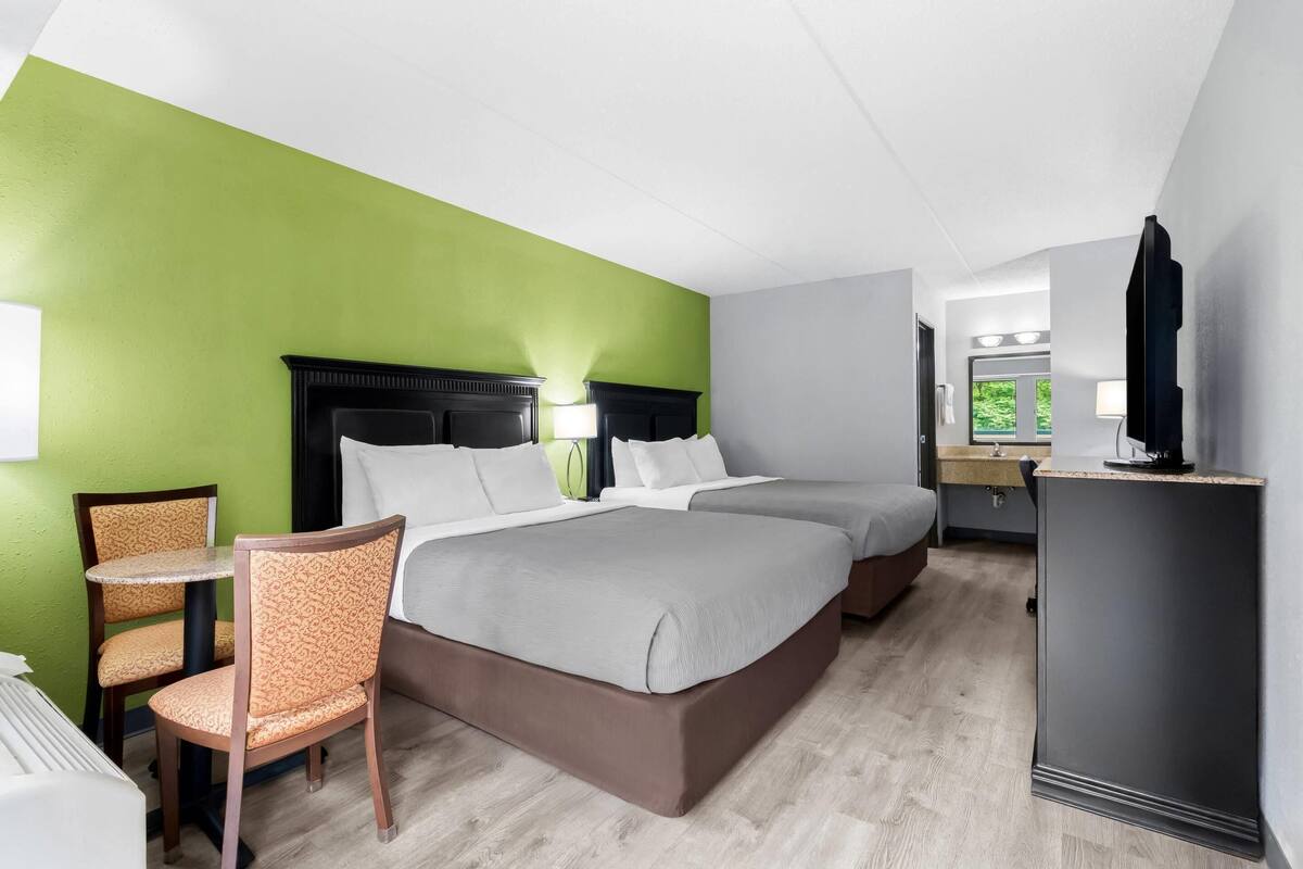 Quarto standard, 2 camas Queen, para não fumantes | Cofres nos quartos, escrivaninha, quartos à prova de som