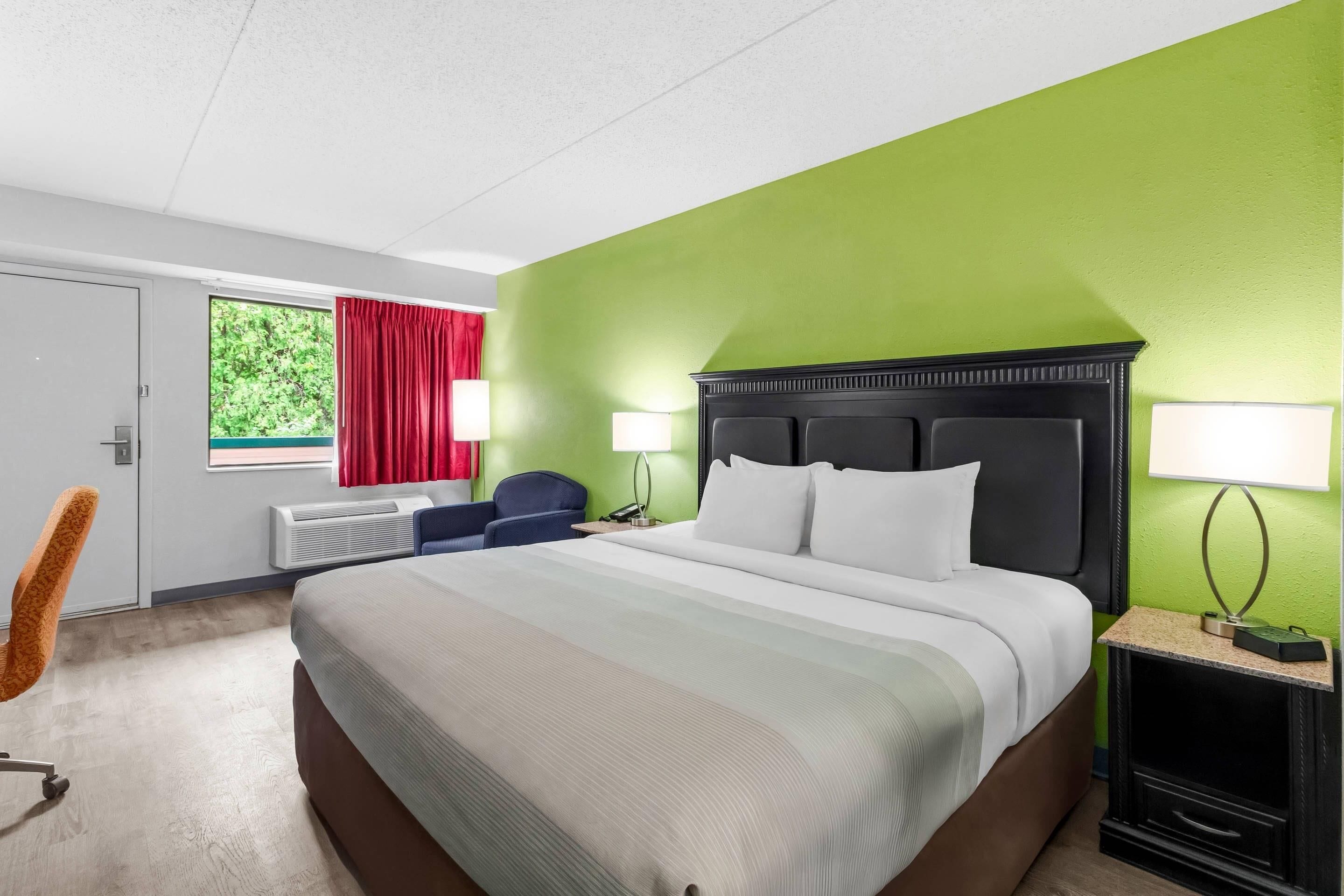 Standard Room, 1 King Bed, Non Smoking | In-room safe, desk, soundproofing, iron/ironing board