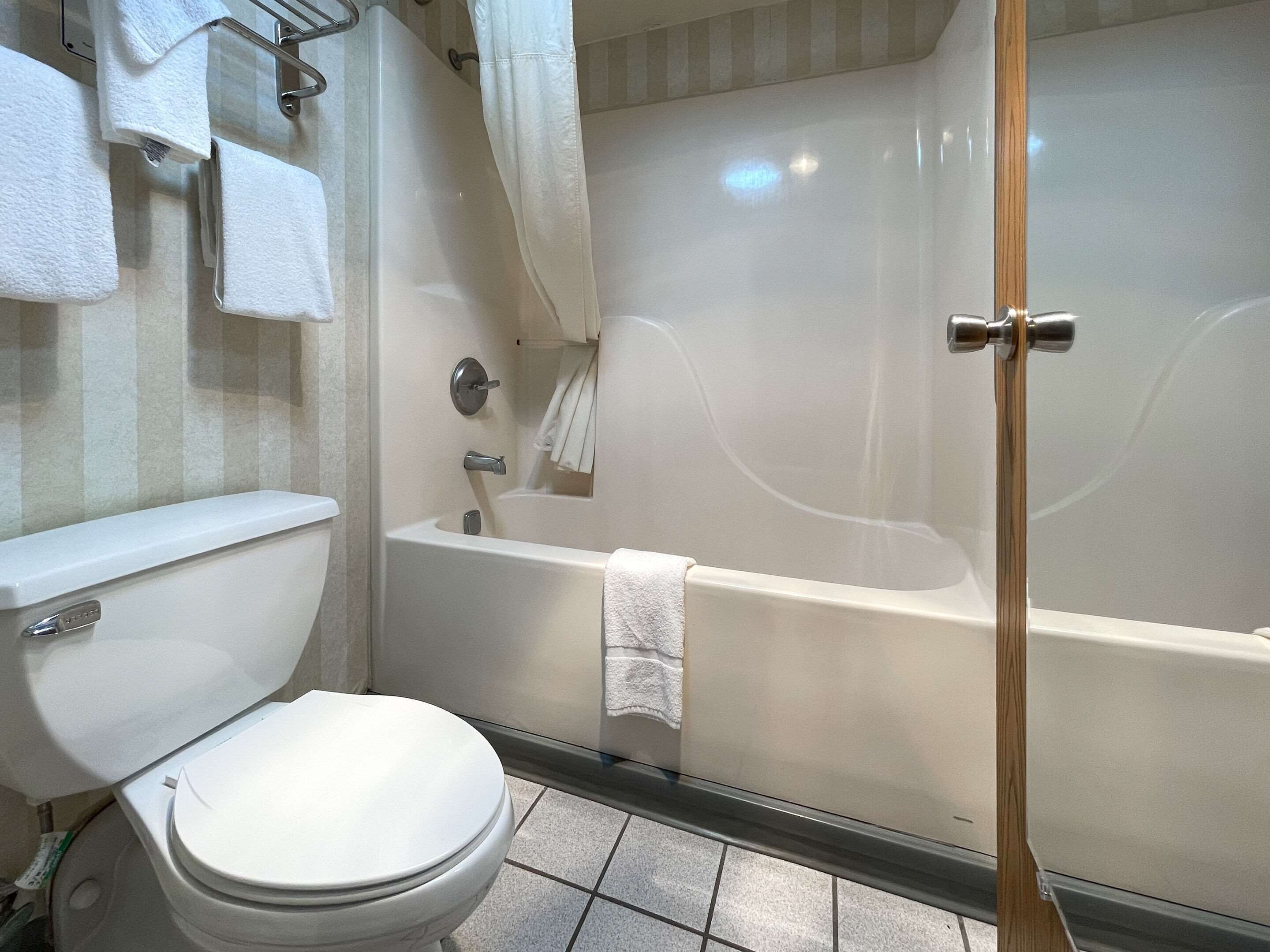 Combined shower/bathtub, deep-soaking bathtub, eco-friendly toiletries