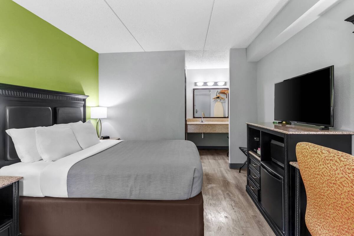 Quarto standard, 1 cama Queen, para não fumantes | Cofres nos quartos, escrivaninha, quartos à prova de som